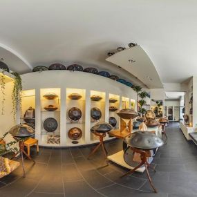 Du bist auf der Suche nach einer passenden Handpan? Im Handpan-Showroom München bieten wir Dir eine abwechslungsreiche Auswahl der unterschiedlichsten Instrumente von verschiedenen Herstellern zum ausprobieren und kaufen an.