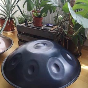 Bei uns findest Du nicht nur Dein neues Handpan Instrument, sondern selbstverständlich auch alles notwendigen Zubehör und Equipment, wie z.B. Handpan Taschen & Cases (Hard Case oder Soft Case), Handpan Ständer und Halter, sowie Handpan Öl und Pflege-Zubehör.