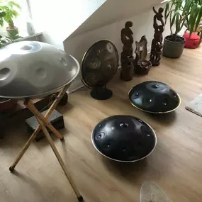 Du bist auf der Suche nach einer passenden Handpan? Im Handpan-Showroom Hamburg bieten wir Dir eine abwechslungsreiche Auswahl der unterschiedlichsten Instrumente von verschiedenen Herstellern zum ausprobieren und kaufen an.