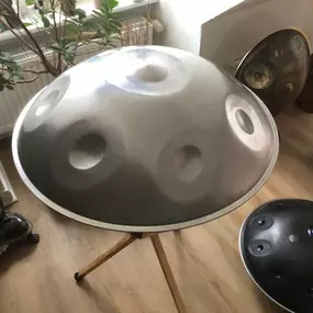 Wir führen Dich in die Welt der Handpans ein. Wir erklären Dir die Unterschiede und worauf Du beim Kauf Deiner Handpan achten solltest. Wir gehen auf Deine Fragen und Vorlieben ein und finden gemeinsam die richtige Handpan für Dich.