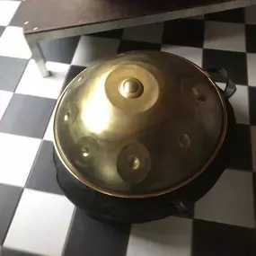 Du weißt nicht, worauf Du bei der Anschaffung einer Handpan achten solltest? Kein Problem, ich, Stefan Spatz helfe Dir gerne mit meiner Expertise weiter und nehmen mir Zeit, die optimal zu Dir passende Handpan zu finden.