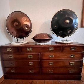 Du bist auf der Suche nach einer passenden Handpan? Im Handpan-Showroom Osnabrück bieten wir Dir eine abwechslungsreiche Auswahl der unterschiedlichsten Instrumente von verschiedenen Herstellern zum ausprobieren und kaufen an.