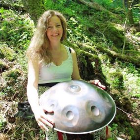 Ich bin Anke aus Bonn und seit einigen Jahren begeisterte Handpan-Spielerin. Ich liebe Rhythmus und Bewegung zu Musik und spiele am liebsten stehend (und tanzend ;)) am Instrument. Oder natürlich draußen, an magischen Orten und direkt am Sandstrand des Rheins in meiner Stadt Bonn. Ich berate leidenschaftlich gerne, bin Coach, arbeite mit kreativen Methoden wie Farbe und
Klang.