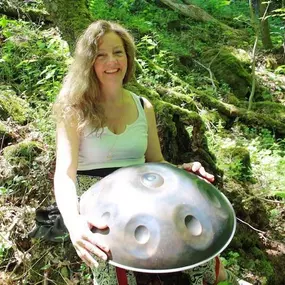 Ich bin Anke aus Bonn und seit einigen Jahren begeisterte Handpan-Spielerin. Ich liebe Rhythmus und Bewegung zu Musik und spiele am liebsten stehend (und tanzend ;)) am Instrument. Oder natürlich draußen, an magischen Orten und direkt am Sandstrand des Rheins in meiner Stadt Bonn. Ich berate leidenschaftlich gerne, bin Coach, arbeite mit kreativen Methoden wie Farbe und
Klang.