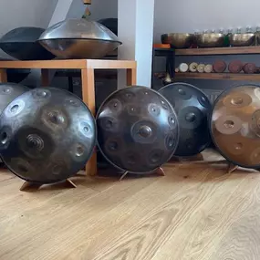 Wir führen Dich in die Welt der Handpans ein. Wir erklären Dir die Unterschiede und worauf Du beim Kauf Deiner Handpan achten solltest. Wir gehen auf Deine Fragen und Vorlieben ein und finden gemeinsam die richtige Handpan für Dich.