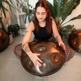 Mit kraftvollem und tiefen Klang stehen die Magical Handpans für Sinnlichkeit. Sie implizieren in ihrer Form und ihren feinen Schwingungen symbolisch das Feminine. Ihr magisches Klangfeld zeichnet sich durch sehr stabile Töne aus.

Du kannst die Magical Handpan im Handpan Showroom Bonn ausprobieren und kaufen oder bei www.Handpan.World online bestellen.