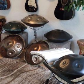 Du bist auf der Suche nach einer passenden Handpan? Im Handpan-Showroom Nürnberg bieten wir Dir eine abwechslungsreiche Auswahl der unterschiedlichsten Instrumente von verschiedenen Herstellern zum ausprobieren und kaufen an.