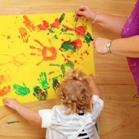 Fingerfarben malen Bild aufhängen Kita pme Lernwelten Kindertagesstätte pme Familienservice