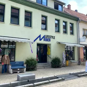 Geschäft von außen. Kräme 19 in Bad Frankenhausen, Lifestyle Moden Bad Frankenhausen/Kyffhäuser, Thüringen, Modegeschäft für Damen, Bekleidung & Accessoires, Damenmode Street One, CECIL, Kenny S., Mode große Größen,  Kleidungsstücke von Größe 34 bis 48. Modeberatung, Wäscheservice. Ehemals Bettina Moden Bad Frankenhausen