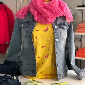 Sommeroutfit Damenmode, Jeansjacke, Shirt, bunte Farben, Lifestyle Moden Bad Frankenhausen/Kyffhäuser, Thüringen, Modegeschäft für Damen, Bekleidung & Accessoires, Kleidungsstücke von Größe 34 bis 48, Modemarken: Street One, CECIL, Kenny S., Damenmode große Größen. Modeberatung mit Antje Voigt.