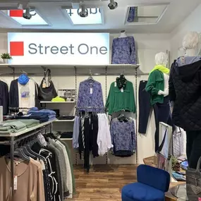 Innenansicht. Verkaufsraum. Lifestyle Moden Bad Frankenhausen/Kyffhäuser, Thüringen, Modegeschäft für Damen, Bekleidung & Accessoires, Kleidungsstücke von Größe 34 bis 48, Modemarken: Street One, CECIL, Kenny S., Damenmode große Größen. Modeberatung Antje Voigt.