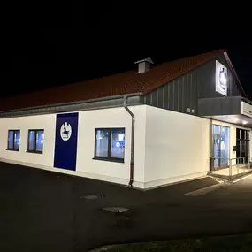 Unsere Geschäftsstelle bei Nacht