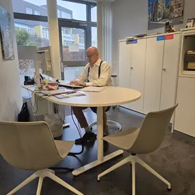 Unser Mitarbeiter Thorsten Wolf in der Geschäftsstelle Roger Stemcke bei der Arbeit. Persönlicher Einsatz für Ihre Anliegen in einer professionellen Umgebung.