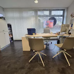 Das zweite separate Büro in der Geschäftsstelle Roger Stemcke kombiniert Funktionalität mit modernem Design. Ideal für produktive Gespräche über Ihre Versicherungsbedürfnisse.