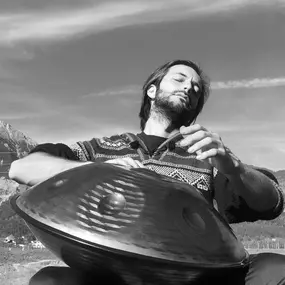 Wir führen Dich in die Welt der Handpans ein. Wir erklären Dir die Unterschiede und worauf Du beim Kauf Deiner Handpan achten solltest. Wir gehen auf Deine Fragen und Vorlieben ein und finden gemeinsam die richtige Handpan für Dich.