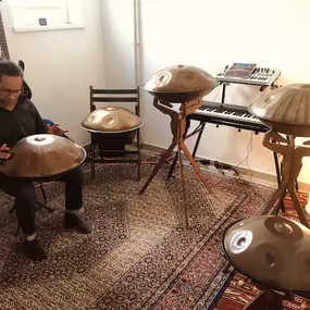 Im Handpan Showroom Innsbruck bekommst Du eine kompetente Beratung rund um Deine Fragen mit der Handpan. Buche direkt einen Probespieltermin.