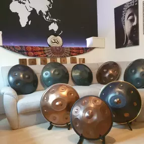 Du bist auf der Suche nach einer passenden Handpan? Im Handpan-Showroom Linz bieten wir Dir eine abwechslungsreiche Auswahl der unterschiedlichsten Instrumente von verschiedenen Herstellern zum ausprobieren und kaufen an.