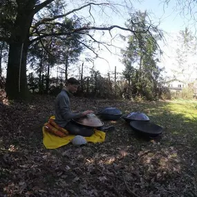 Du weißt nicht, worauf Du bei der Anschaffung einer Handpan achten solltest? Kein Problem wir helfen Dir gerne mit unserer Expertise weiter und nehmen uns Zeit, die optimal zu Dir passende Handpan zu finden. Die Handpan-Vielfalt ist groß, da kann es schwer fallen sich für ein Modell zu entscheiden. Tonart, Skala, Material, Form, Anzahl Tonfelder, Hersteller, Preis – all das gilt es abzuwägen.