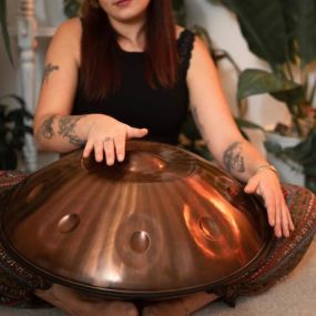 Die Aelo Handpan zeichnet sich durch einen warmen und langanhaltenden Klang aus. Auf Grund des perfekt ausbalanzierten Nachklangs und der ausgewogenen Schwingungsentwicklung, ist die Aelo Handpan die perfekte Kombination aus Percussion- und Melodieinstrument. Bereits bei leichter Berührung entstehen feine und ausgeprägte Klänge. Dies sorgt für eine ausdrucksstarke und detailreiche Klang-Performance.