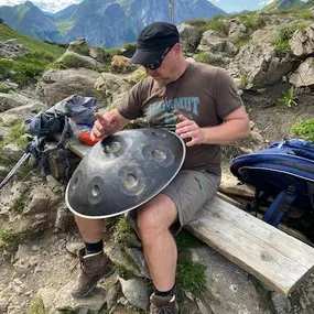 Schon immer faszinierten mich außergewöhnliche Instrumente aus der ganzen Welt. So ist es kein Wunder, dass ich nach jahrelanger Didgeridoo-Erfahrung im Spielen und Eigenbau, auch auf die Handpan aufmerksam wurde. Begeistert von den ersten sphärisch-sanften Klängen, die ich dem Instrument entlocken konnte, zieht mich die Handpan bis heute in seinen Bann.

Ich freue mich sehr, Dich in meinem Showroom im Chiemgau auf eine ausführliche Klangprobe begrüßen zu dürfen.