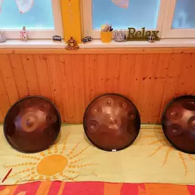 Du möchtest Handpan spielen lernen und brauchst Unterstützung und Impulse? Wir bieten Handpanunterricht in Form von Einzelstunden aber auch Handpan Kurse und Workshops in Gruppen an. Bei Interesse kontaktiere uns bitte.