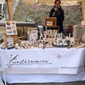 Ausstellung auf dem Markt. Handgefertigte Kunst. Wandbilder aus Naturmaterialien, Holzdekoration, Kerzenbeschriftungen, Postkarten u.v.m.
Eure Kunstkrämerin Silke in Erfurt / Thüringer Wald.