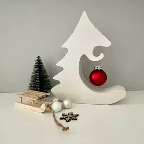 Weihnachtsbaum weiß mit Kugel, Christbaum, Adventsdeko. Minimalistisch. 
Eure Kunstkrämerin Silke in Erfurt / Thüringer Wald.