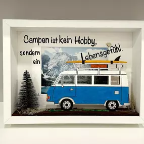 Camping im Rahmen, Bulli, besonderes Geschenk für Camper Outdoorer Campingliebhaber und Freiheitsliebenden für Weihnachten Geburtstag.
Eure Kunstkrämerin Silke in Erfurt / Thüringer Wald.