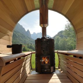 Fasssauna aus Red Cedar mit Glaskuppel und ergonomischer Sauna Bank mit einem Holzofen oder elektrisch beheizt ist die die Gartensauna für Wellness Zuhause. Als Outdoor Sauna das ganze Jahr Zuhause Wellnessfeeling.