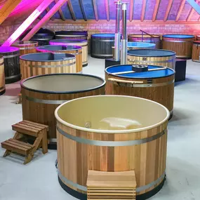 Der Showroom für Hotpot und Sauna, hier können Sie auswählen zwischen Hotpot aus Kunststoff oder ein Badefass Modell aus Holz. Günstiges Lärchenholz für den Hotpot oder Schweizer FSC Lärche vom Schreiner, alternativ ein Badefass aus Roter Zeder mit Massagedüsen oder lieber doch ein Whirlpool. Beim Vergleichen und selber Probesitzen mit Testen der optimalen Sitzposition für ein perfektes Wellnessvergnügen