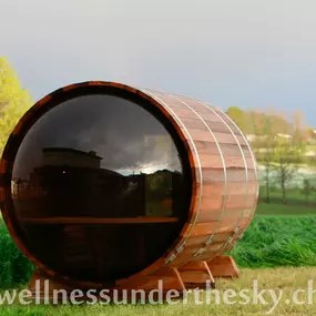 Panoramasauna als Saunafass mit Glaskuppel aus Red Cedar kaufen als Bausatz oder fertig montiert. Sauna mit Elektroofen oder Holzofen mit Saunasteine und Saunazubehör. Die Gartensauna für die Wellness Oase Zuhause. Alternativ die Sauna als Fass oder Cube aus Schweizer Arve. Sauna mit Panoramafenster auf Mass vom Schreiner hergestellt in der Schweiz.