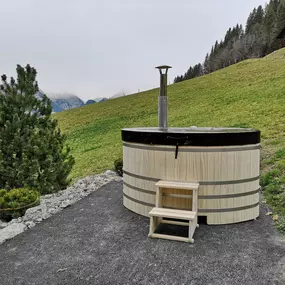 ovaler Hotpot, Ofuro Bad, mit Sprudel, Massage oder ein Whirlpool, aus Red Cedar, Accoya, Lärche, oval, in Schweizer Qualität, Das edle Bad für draussen, das Gartenbad