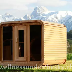 Sauna Luna aus kanadischer Red Cedar, die Sauna aus Cube abgerundet ist die alternative zum Saunafass und die edle Gartensauna für den Aussenbereich. Die Outdoorsauna können Sie vor dem Kaufen besichtigen und in der Ausstellung mit einer Fasssauna oder einem Sauna Cube vergleichen.