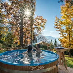 Hotpot kaufen oder ein Badefass mieten, das Romantikbad für den Garten, günstig kaufen oder ein Produkt aus Schweizer Lärche oder Red Cedar aus Kanada in bester Qualität vom Schreiner, swissmade oder aus Finland, grosse Auswahl in unserem Showroom zum Besichtigen und Testen