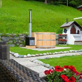 Hotpot aus Lärche (Schweiz) vom Schreiner in bester Qualität. Der Hotpot für Langlebigkeit mit Massage und Sprudel, Sonderanfertigung auf Mass für Wellness draussen Zuhause, der Outdoor-Pool mit Elektroheizung oder für Holz Ofen, Filter, Lärche, Zeder