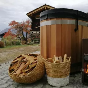 Hotpot Oval, Mit Holzofen oder Elektrisch, Filter und Massage, Wellness Schweiz, Outdoorbad, Gartenpool, Das Badefass für den Garten oder