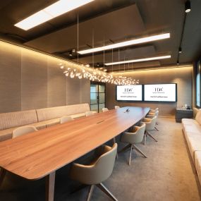 Boardroom von der Seite im Tagungs- und Eventcenter