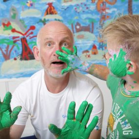 spielen mit farbe fingerfarbe quatsch machen spass lernen  pme Familienservice Lernwelten Kita Kinderbetreuungseinrichtung Eltern und Kind