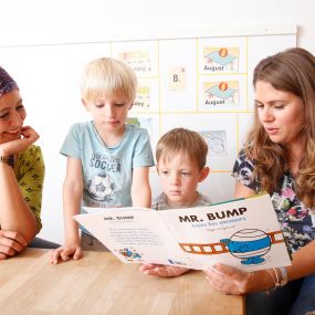 vorlesen lachen geschichten erfinden english speaker  pme Familienservice Lernwelten Kita Kinderbetreuungseinrichtung Eltern und Kind