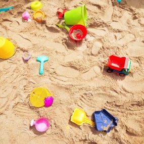 Sandkiste Sandspielzeug, spielen. pme Familienservice Lernwelten Kita Kinderbetreuungseinrichtung Eltern und Kind