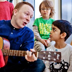 miteinander musik machen singen gitarre spielen lachen pme Familienservice Lernwelten Kita Kinderbetreuungseinrichtung Eltern und Kind