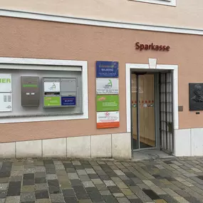 Eingang über die Sparkasse