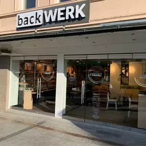 Das BackWerk in Schweinfurt als idealer Ort für  leckere Snacks, guten Kaffee und gesunde Smoothies in zentraler Lage, direkt am Busbahnhof.