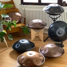 Wir haben im Handpan Showroom Almtal immer eine repräsentative Auswahl an handgefertigten Instrumenten von ausgewählten Handpan Herstellern zum kennenlernen vor Ort. Jeder Handpan Maker hat auf der Suche nach seinem perfekten Klang seine ganz eigenen Herangehensweisen, Prozesse und Methoden der Herstellung entwickelt. Das macht die Klangvielfalt unserer Handpan Auswahl so einzigartig. Unserer Erfahrung nach ist die Vergleichbarkeit verschiedener Instrumente sehr entscheidend, um die individuell 