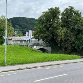 Sicht von Staatsstrasse Thun auf Gebäude unseres Ausstellungsraums an der Stationsstrasse 5 in Hünibach