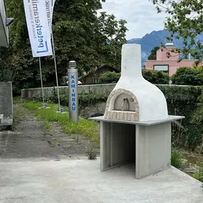 Handgemachte Pizzaöfen – rustikaler Genuss für Zuhause. Ein handgemachter Pizzaofen bringt nicht nur authentischen Geschmack, sondern auch echtes Handwerksflair in deinen Garten oder deine Küche.
