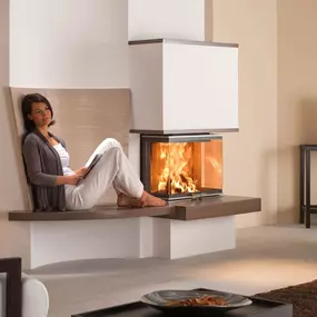 ???? Behagliche Wärme am Cheminée genießen – ein stiller Moment voller Geborgenheit, knisternder Flammen und wohltuender Entspannung.
