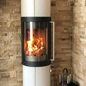 Kaminofen ELVAS mit Keramik Linientextur in der Farbe Kreide von unserem Partner Hase Kaminofen