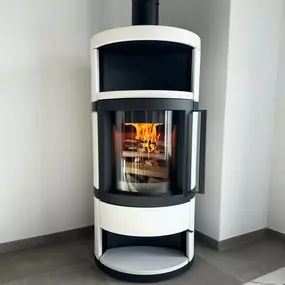 Kaminofen COMO mit Metallfarbe schwarz und Keramikfarbe Alabaster von unserem Partner Hase Kaminofen