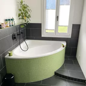 Eine Eckbadewanne ist die perfekte Lösung für stilvolle Entspannung auf kleinem Raum.